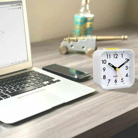 NAXUNNN Réveil Analogique Silencieux Sans Tictac, Réveil En Douceur, Bips Sonores, Augmentation Du Volume, Fonctions De Répétition Et D'éclairage à Piles, Réglage Facile, Blanc 3 NAXUNNN Réveil Analogique Silencieux Sans Tictac, Réveil En Douceur, Bips Sonores, Augmentation Du Volume, Fonctions De Répétition Et D'éclairage à Piles, Réglage Facile, Blanc – Image 3