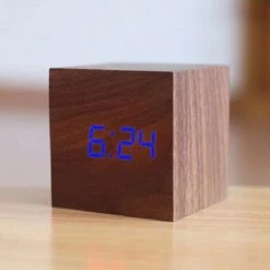 FUIENKO Réveil Numérique Cube En Bois Moderne USB, 1 Pièce, Alarme Numérique, Affichage LED, Réveil Lumineux,15