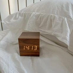 FUIENKO Réveil Numérique LED En Bois, Décoration Nordique, Pour Table Et étagère, à Intensité Réglable, Avec Calendrier, Affichage De La Température, Réveil De Chevet,Brown -Lampe Soldes Boutique 68803142 3