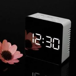 FUIENKO Table De Maquillage électronique Avec Câble De Chargement, 5 Boutons, Affichage Carré De La Température De La Chambre à Coucher, Réveil Miroir LED Universel